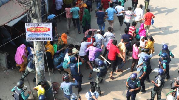 孟加拉国警察向抗议的服装工人发射催泪瓦斯
