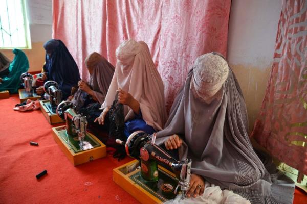 随着自由程度的下降，阿富汗女性的生活满意度降至全球最低
