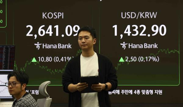 An electro<em></em>nic board showing the Korea Composite Stock Price Index at a dealing room of the Hana Bank headquarters in Seoul on Wednesday. (Yonhap)